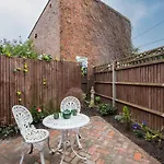 Exclusive Home In Acton By Underthedoormat